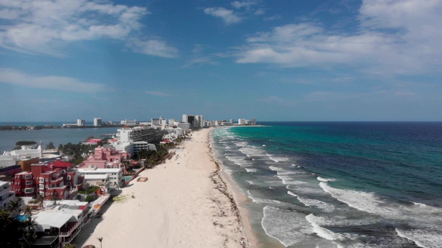 从一边鸟瞰加勒比海，从另一边俯瞰坎昆的墨西哥湾。视频下载