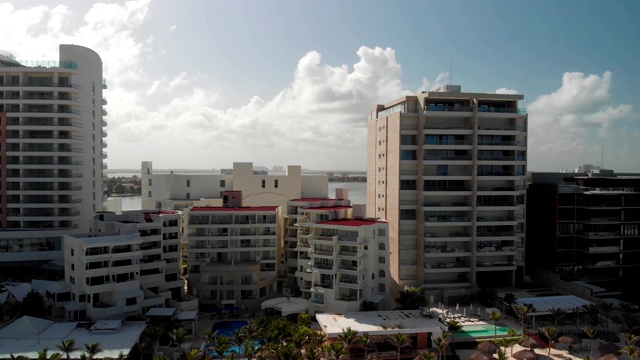 美丽的墨西哥湾鸟瞰图，海滩和度假村在Zona Hotelera在坎昆。视频下载