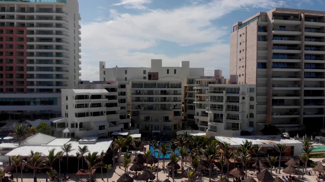 鸟瞰美丽的度假胜地，游泳池和游客日光浴在坎昆，Zona Hotelera。视频下载