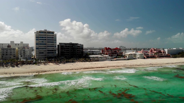 美丽的加勒比海鸟瞰图，天堂般的海滩和游客在坎昆日光浴。视频下载