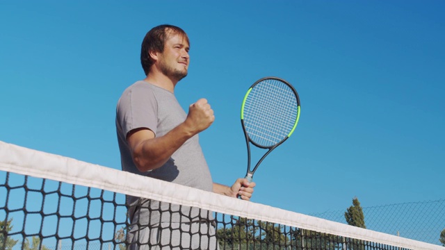 男运动员在户外硬地上打网球。快乐的人在庆祝成功和胜利视频素材