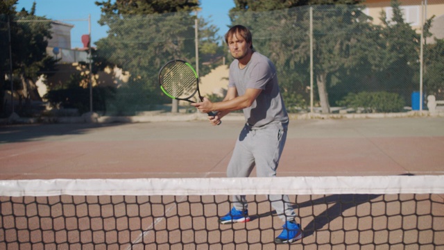 职业网球运动员在红土球场用网球拍击球视频素材