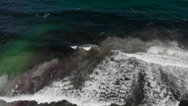 航拍的海浪充满了藻类和黑色的水后流入加勒比海。视频下载