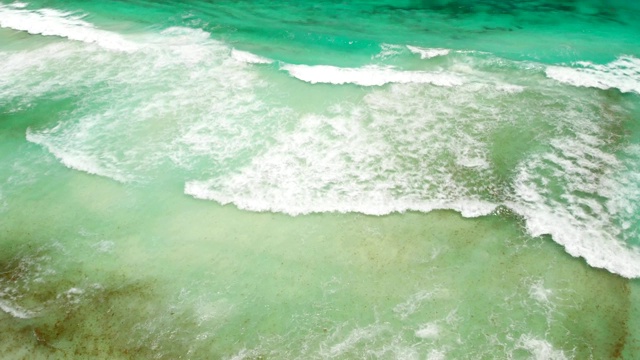 海浪在成本线Yucatán，墨西哥。4K拍摄与无人机。视频下载