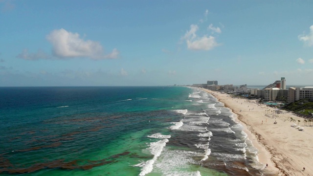 从一边鸟瞰加勒比海的海岸线，从另一边俯瞰坎昆的墨西哥湾。视频下载