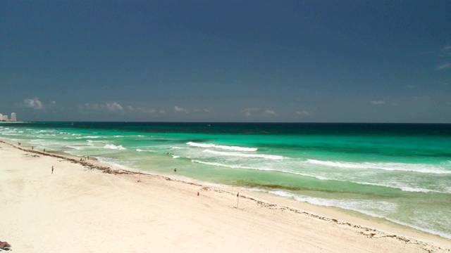 美丽的海浪冲击海滩的成本线Yucatán。用无人机拍摄4K镜头。视频下载