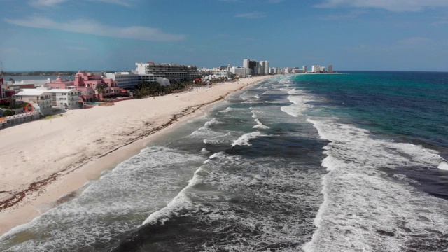 天堂海滩的美丽鸟瞰图，加勒比海和墨西哥海湾在坎昆，Zona Hotelera。视频下载