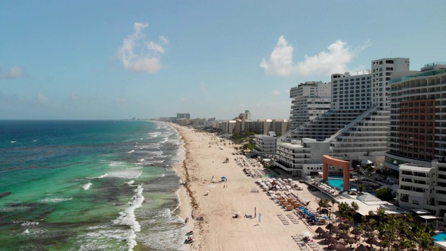 令人惊叹的度假村和海滩，成本Yucatán, Quintana Roo. 4K无人机拍摄。视频下载