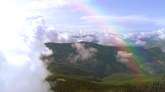 在彩虹背景下的山脉上空飞行。Hyperlapse视频下载