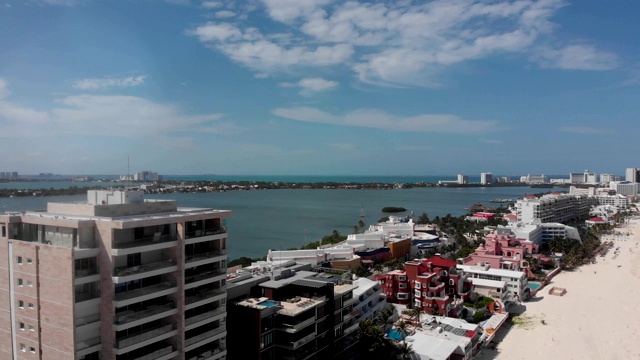 从墨西哥湾的一边可以看到酒店的美丽景色。视频下载
