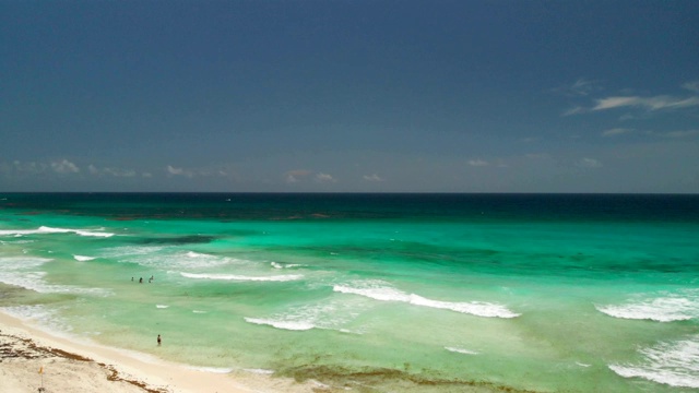 湛蓝的海水和游客在加勒比海游泳的鸟瞰图。视频下载