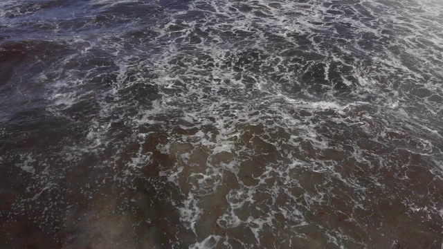 海浪在成本线Yucatán，墨西哥。4K拍摄与无人机。视频下载