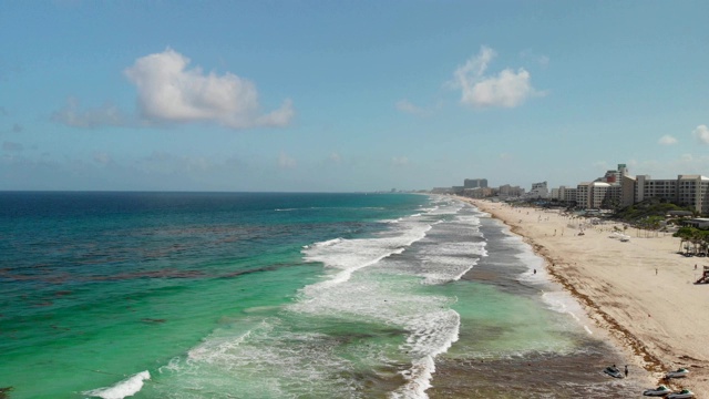 令人惊叹的度假村和海滩，成本Yucatán, Quintana Roo. 4K无人机拍摄。视频下载