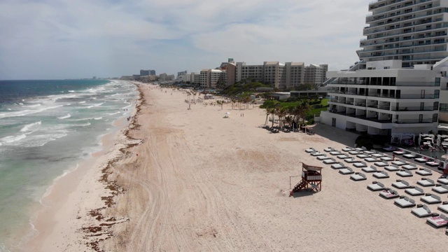 令人惊叹的酒店和海滩，成本Yucatán, Quintana Roo. 4K无人机拍摄。视频下载