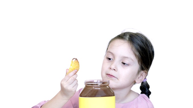 可爱的孩子吃橙子片蘸巧克力奶油视频素材