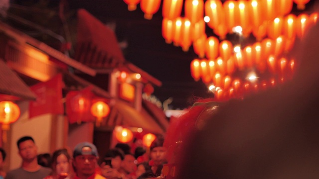 舞龙表演的中国新年灯笼在中国镇。庆祝中国新年。东南亚和东亚:庆祝中国新年视频下载