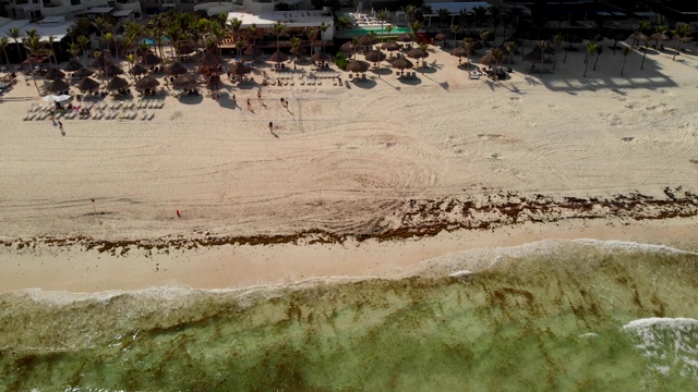 加勒比海和天堂海滩的美丽鸟瞰图在坎昆，Zona Hotelera。视频素材
