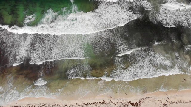 人们在坎昆海滩上行走的完美鸟瞰图和加勒比海海浪。视频素材