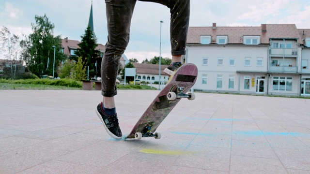 时间扭曲效应的人在城市广场上用粉末翻转滑板视频素材