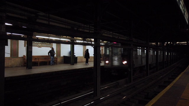 纽约市地铁列车抵达市政厅站视频素材