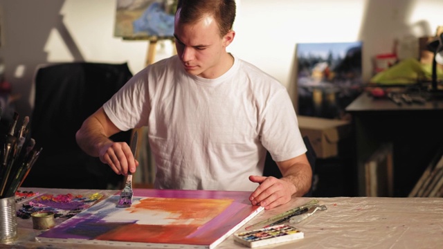 创造性治疗天才男性画家绘画视频下载