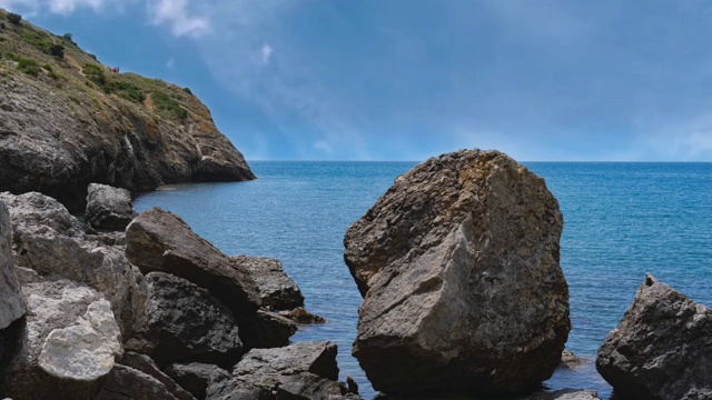 用电影胶片拍摄海岸边巨石的海洋景观。克里米亚,Sudak视频素材