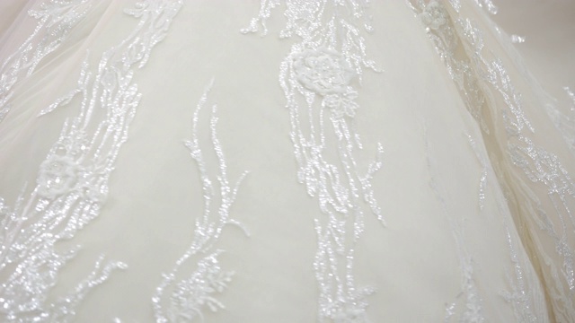 新娘穿着的白色婚纱特写，触薄纱制波视频素材