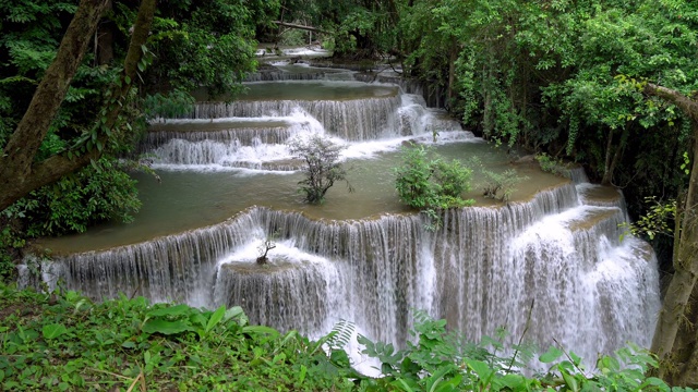 泰国北碧府Khuean Srinagarindra国家公园，怀美可敏瀑布四级视频下载