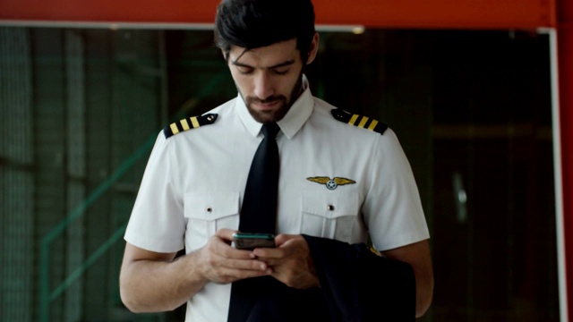 在机场工作的年轻男性飞行员视频素材