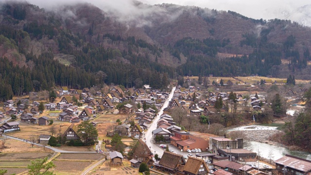 日本岐阜，白川古村落的传统村舍与山在夏季旅游和假期度假。建筑景观背景。世界遗产。视频下载
