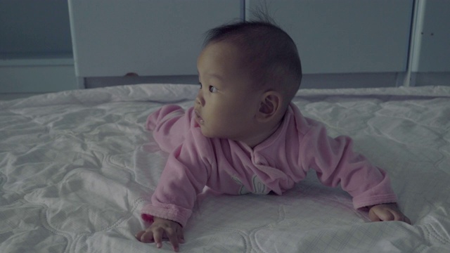 婴儿在床上爬视频下载