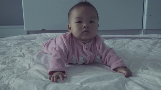 婴儿在床上爬视频下载