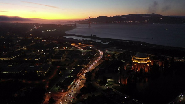 美术宫的夜晚与金门大桥的背景反射，旧金山，加利福尼亚，美国。(黄昏)视频下载
