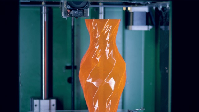 橙色花瓶正在由3d打印机完成视频素材