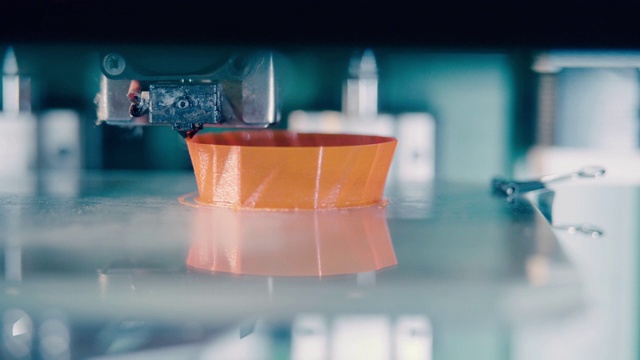 一个花瓶的喉咙正在用3d打印机制作视频素材