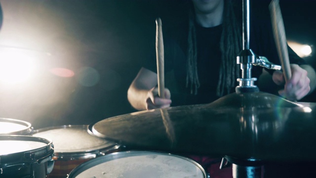 锣鼓正由一位男音乐家演奏视频素材