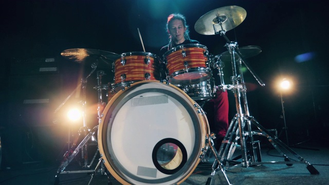 一个长着脏辫的鼓手正在演奏架子鼓视频下载