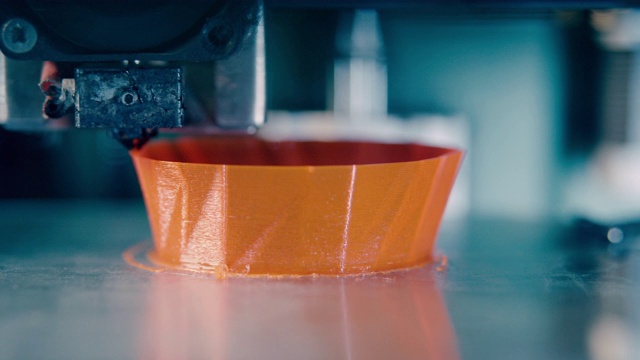 3d打印机正在打印花瓶的喉部视频素材