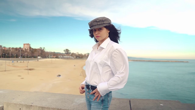 年轻漂亮时髦的女人在白色衬衫和灰色帽子的肖像视频素材