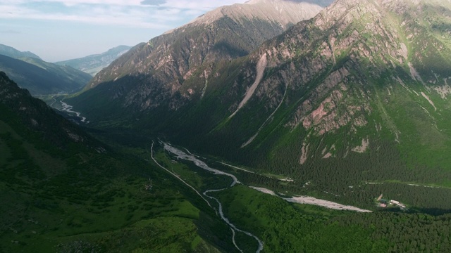 美丽的峡谷鸟瞰图。白雪皑皑的山峰和绿色的山谷。视频素材