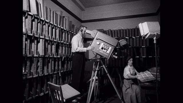 1954年，电视摄像机拍摄的“流氓画廊”的照片，妇女翻页视频下载