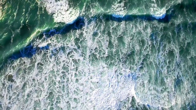 俯瞰海洋和海浪的鸟瞰图视频下载