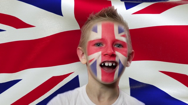 以英格兰国旗为背景的快乐的球迷。快乐的男孩，脸上涂着民族色彩。视频下载
