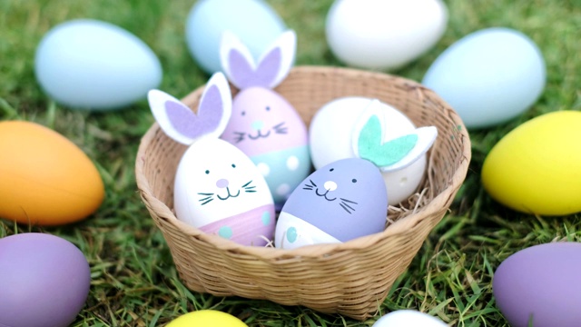 复活节兔子饰品在巢和复活节彩蛋在草坪草地，春节自然景观，复活节快乐概念。多莉拍摄视频素材
