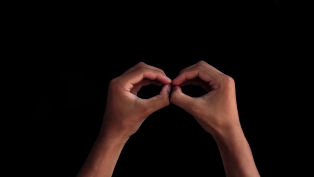 一对男性的双手走上前来，展示英国手语中用于聋哑人的B字母符号。视频下载