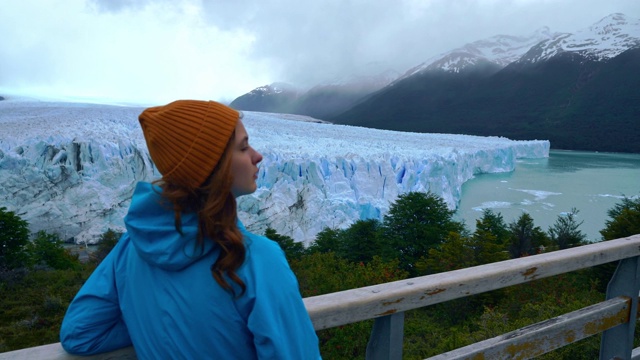 在风景优美的巴塔哥尼亚莫雷诺冰川背景上的妇女视频素材