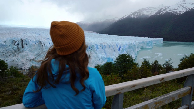 在风景优美的巴塔哥尼亚莫雷诺冰川背景上的妇女视频素材