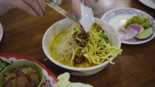 吃Khao soi，泰国北方面条视频下载