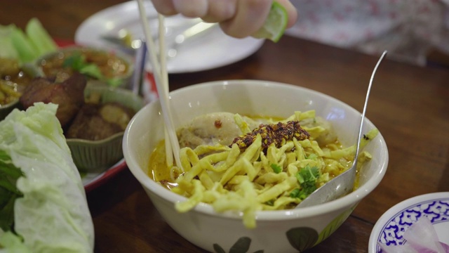 吃Khao soi，泰国北方面条视频下载