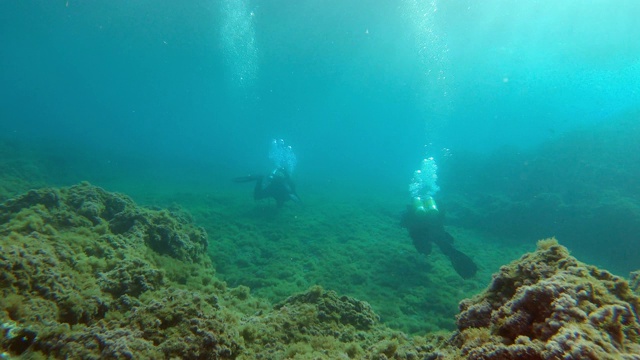 两名潜水者在地中海珊瑚礁视频素材